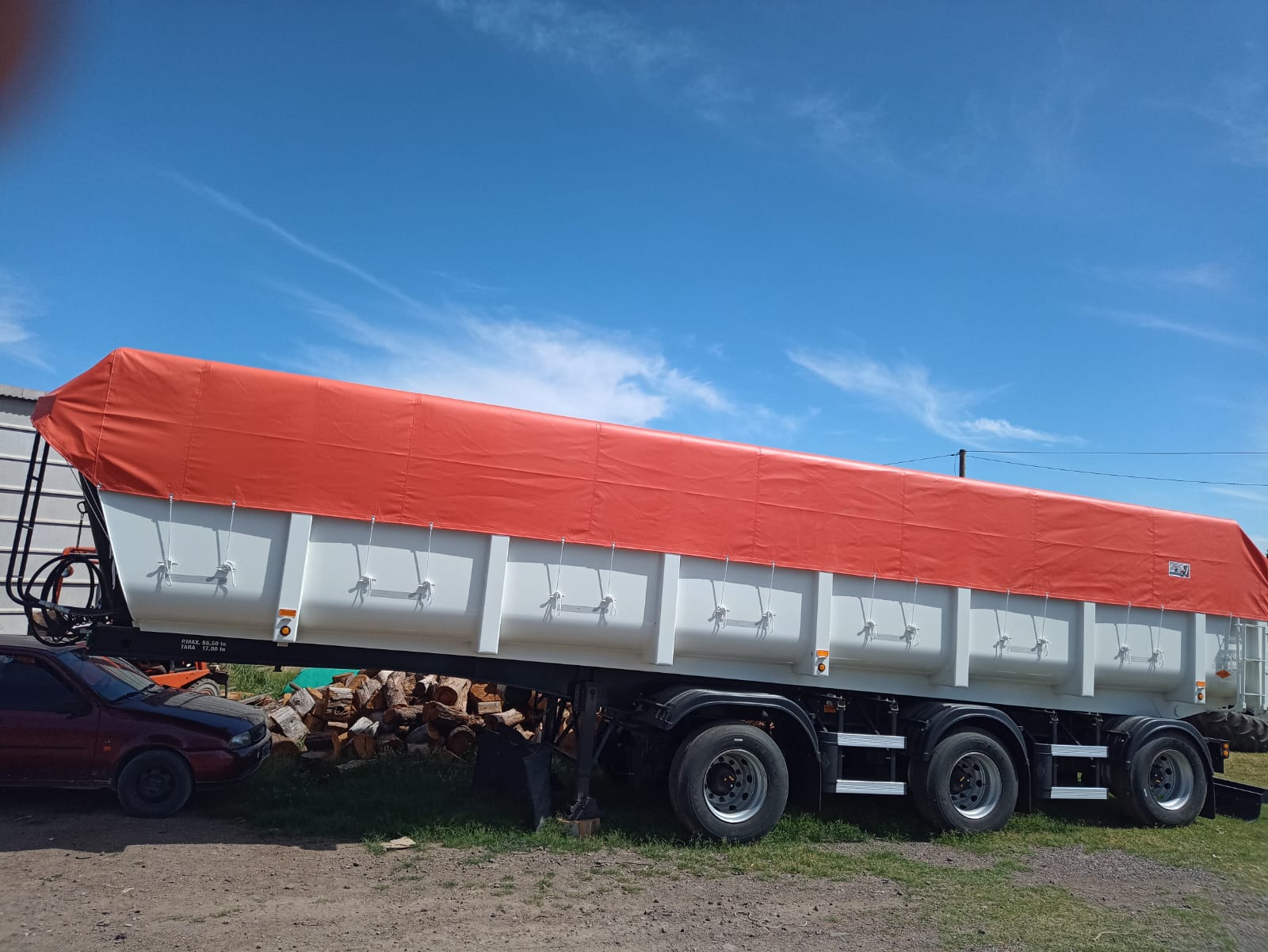 Trabajo de lonería reforzada sobre acoplado en Coronel Pringles