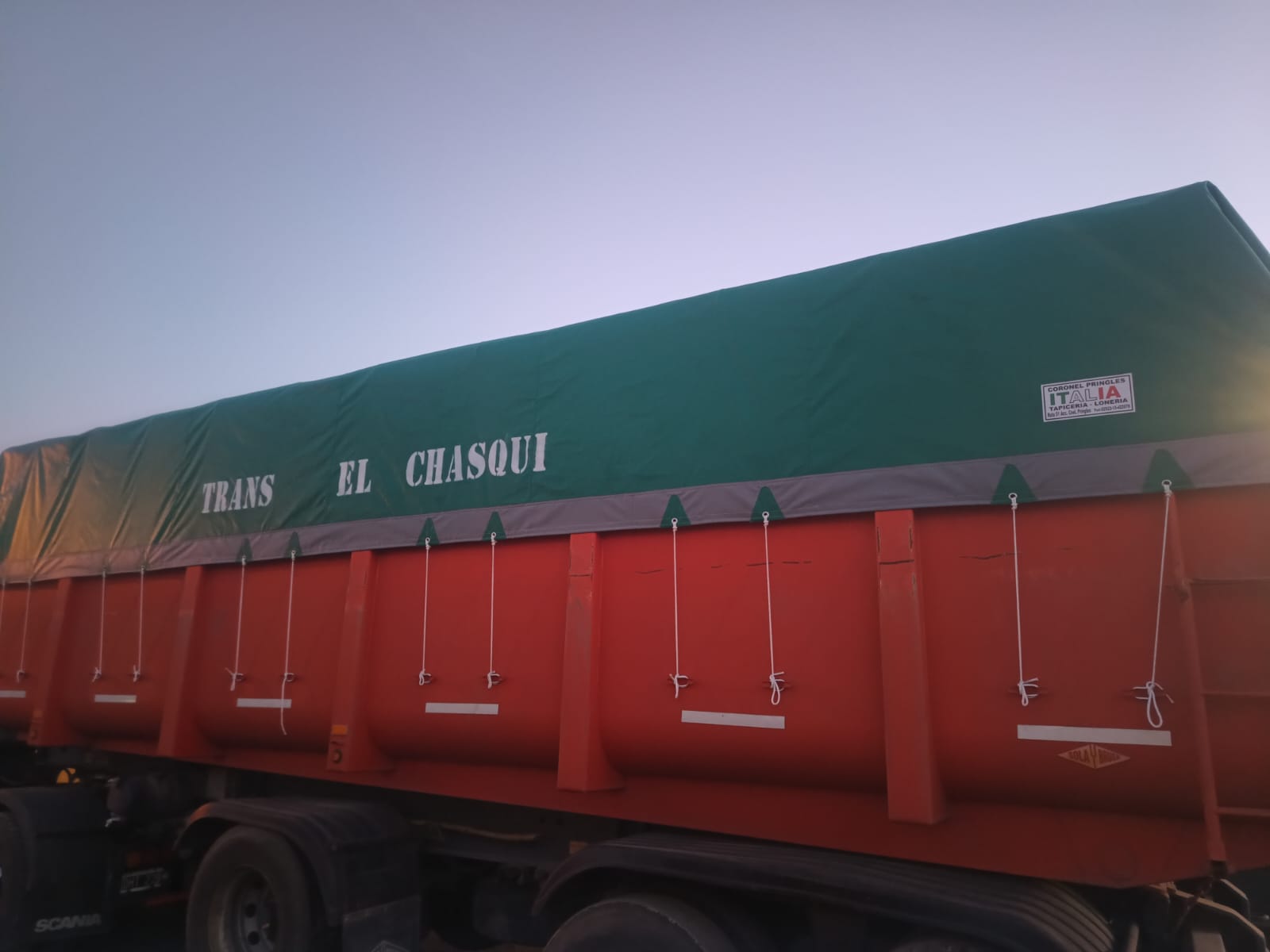 Confección y costura de lona reforzada para transporte pesado