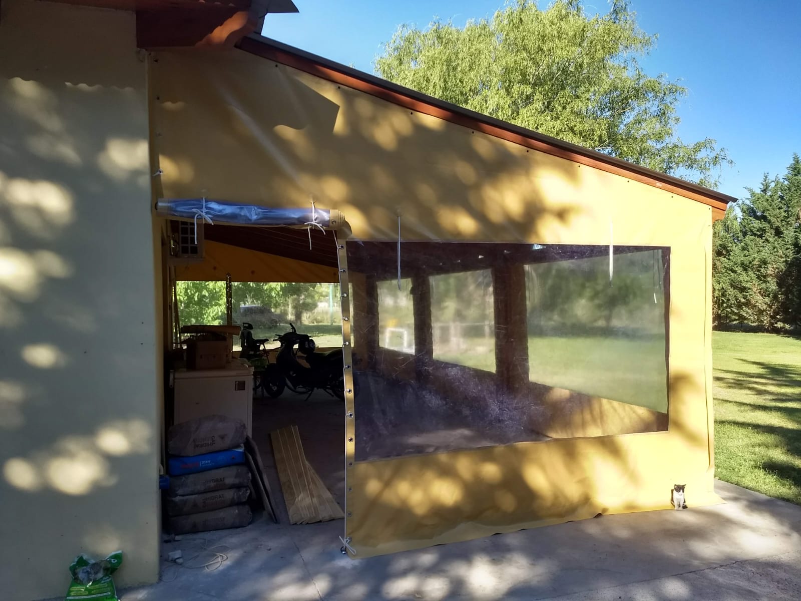 Toldo de lona confeccionado a medida para protección solar