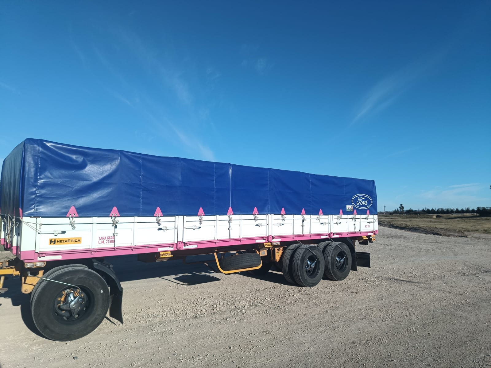 Lona tensada de alta resistencia en transporte de cargas generales