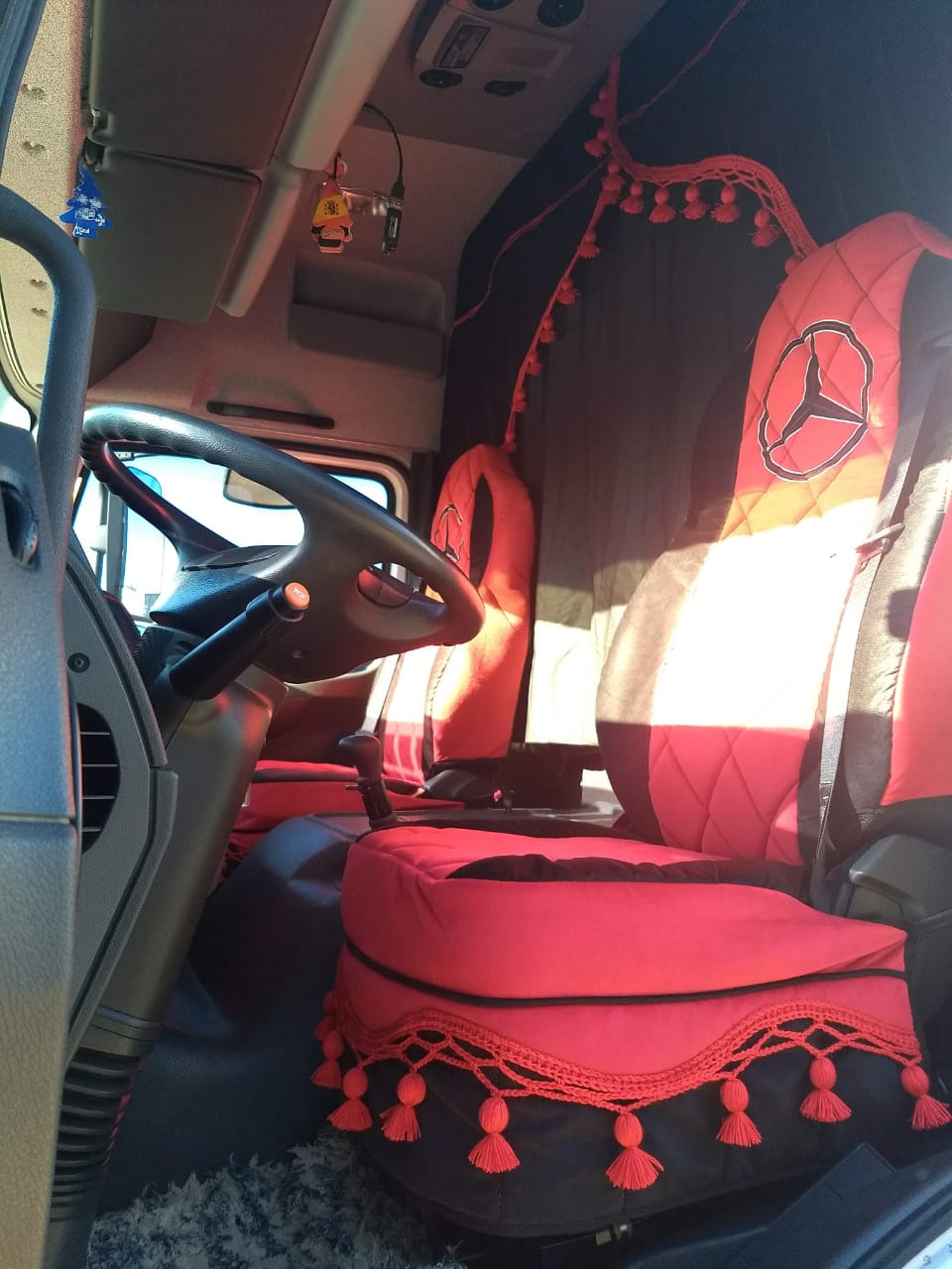 Interior de cabina de camión completamente tapizada a medida