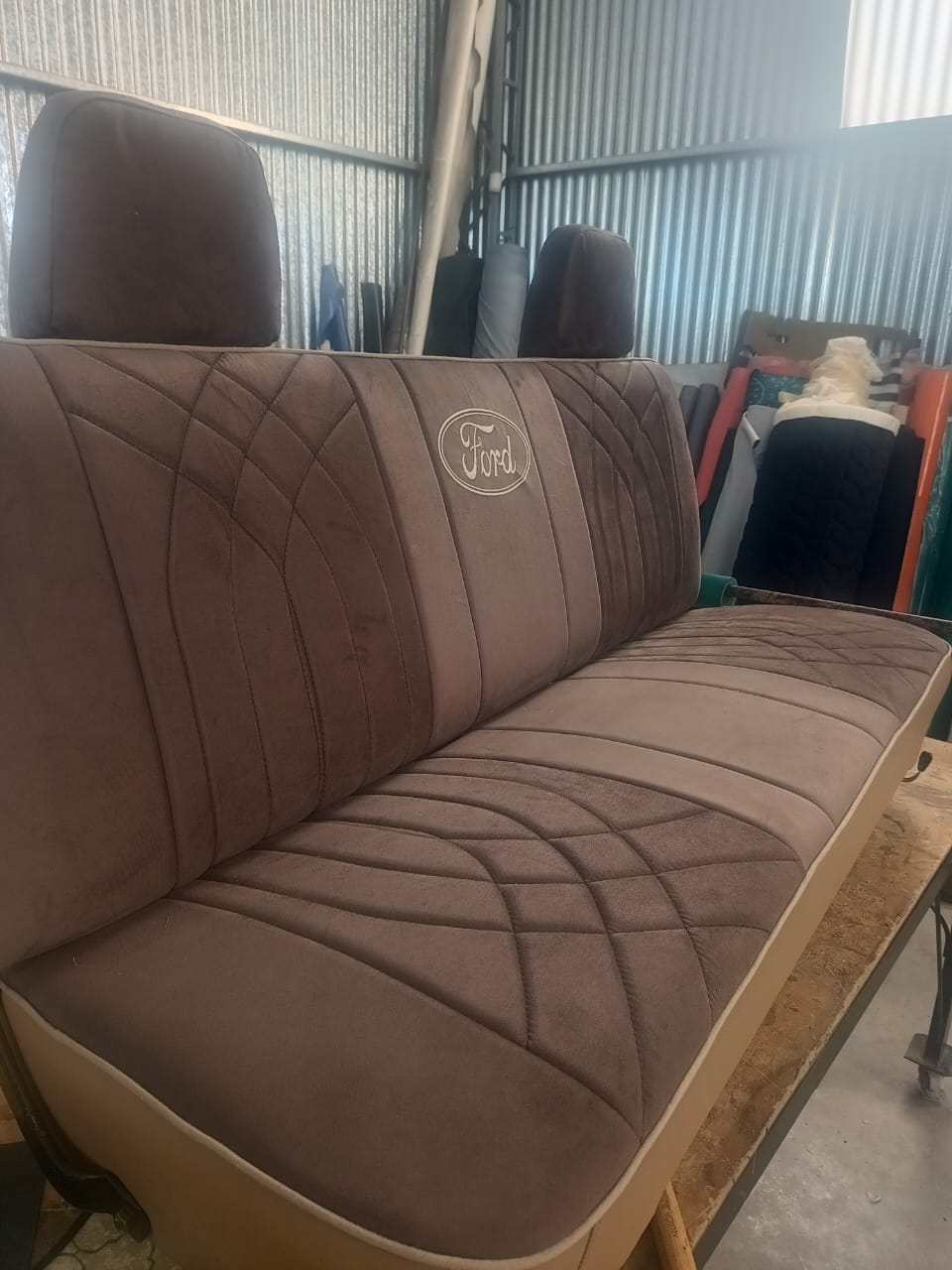 Detalle de costura y acabado premium en tapicería de asiento