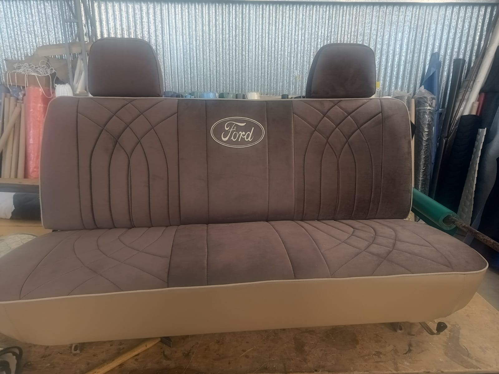 Asiento de camión con tapizado renovado listo para colocar